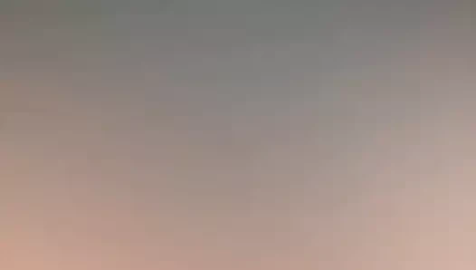 Harika bir vücuda ve büyük göğüslere sahip bu genç fahişenin tadını çıkarın