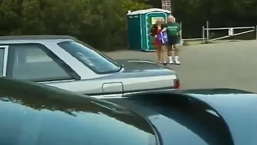 Azgın yaşlı adam piknik alanında sarışın orta yaşlı seksi kadını sikiyor