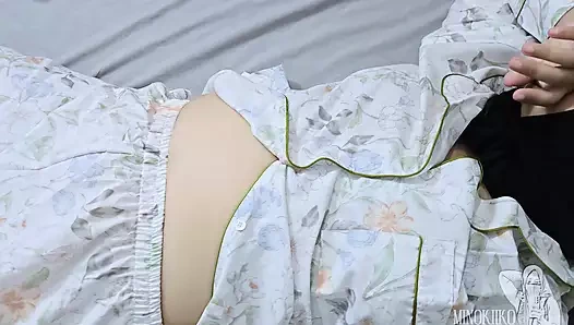 Tesettürlü baldız yatağımda yatıyor ve sıkı amının tadına bakıyor - minokiiko