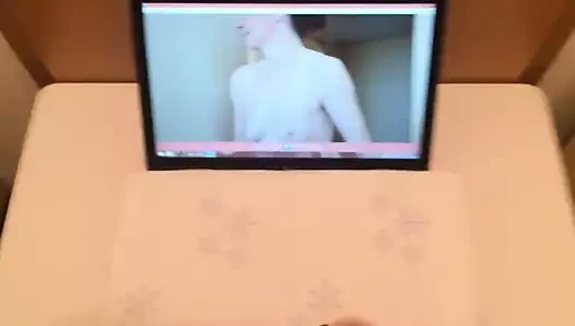Eine schoene sexy Frau bespritzt