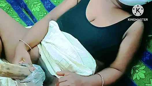 Tamil genç azgın kız ahşap makaralı sopayla tek başına mastürbasyon yapıyor - yüksek sesle inleyerek tamil edepsiz konuşma