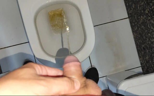 İş yerindeki soyunma odasında sabah altın yağmuru.