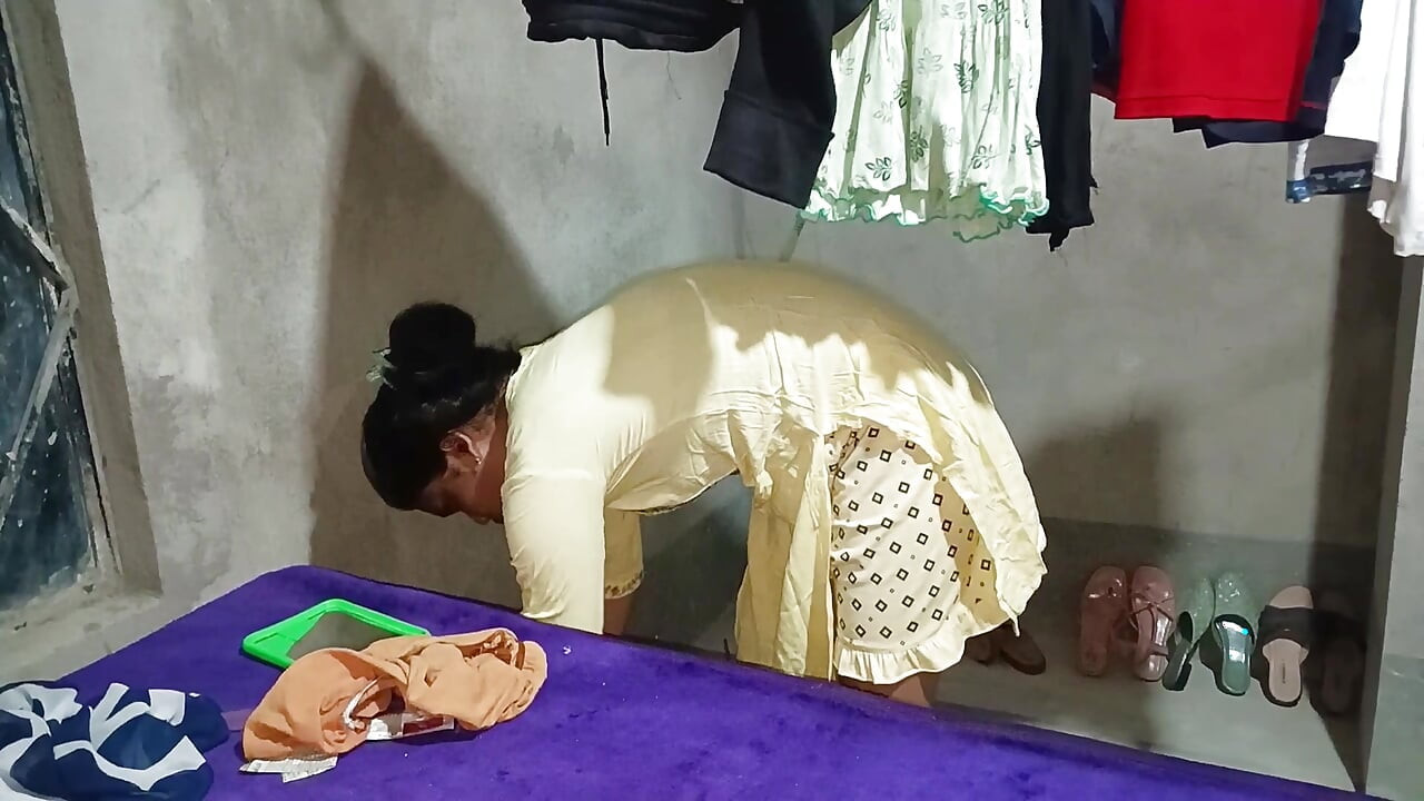 Bu amatör anal seksi gerçekten seviyor. Ev yapımı