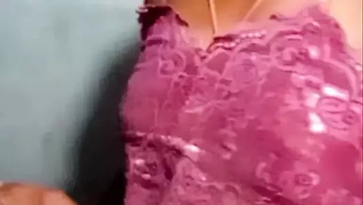 Hintli desi üvey kız kardeş büyük göğüslerini gösteriyor ve göğüslerini basıyor