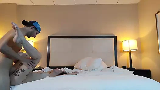 Ateşli dövmeli minyon kadın sert sikiliyor