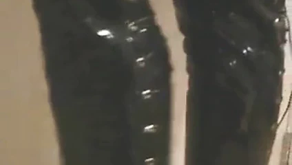 Deri eldivenli adım anne