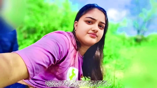 Невинная деревенская девушка дези в первый раз занимается сексом в джунглях, деревенская девушка трахается в тугую киску в первый раз XXX видео