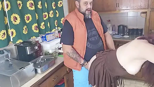 Sıkılmış ve görmezden gelinen kız arkadaş akşam yemeği yaparken sikiliyor