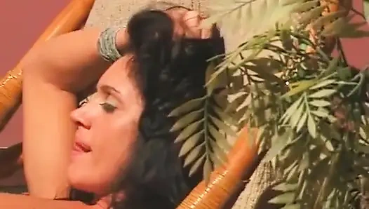 Sarışın güzel esmer baştan çıkarıcı kadın tarafından yalanıyor