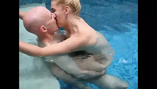 7 orgazm ile havuz içinde