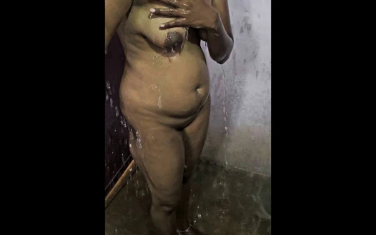 Tamil genç ev hanımı banyo yapıyor