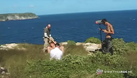Sarışın tropikal yetişkin sırasında uçurumda açık havada sakso çekiyor