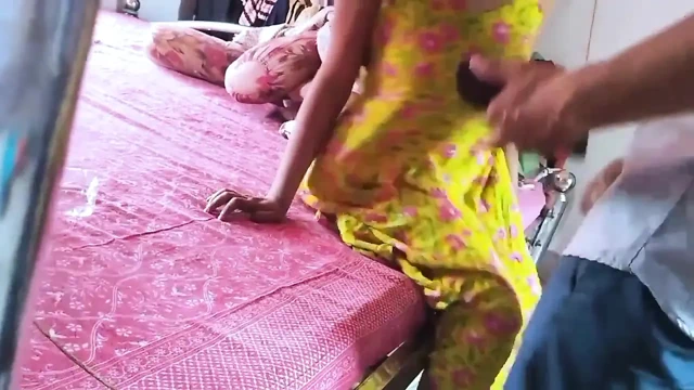 Hintli kız arkadaşını odaya getirdi ve baş aşağı bıraktı