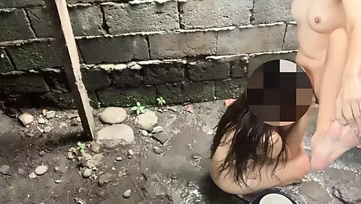 Komşumla dışarıda banyo yapıyor