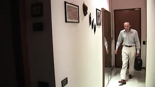 İtalyan ev hanımı büyük bir yarak alıyor