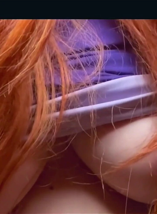 Scooby Doo'dan Daphne'nin Fred'in arkasından göğüslerini gösterdiği videolar