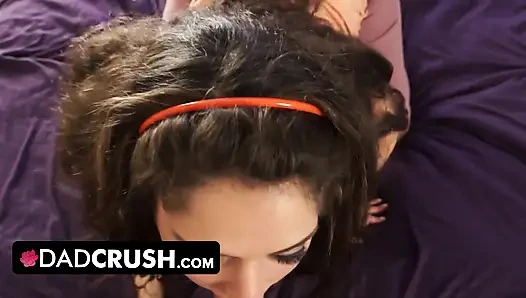 DadCrush - azgın üvey kızım yarağımı ıslak genç amına sokmadan önce bana kucak dansı yapıyor