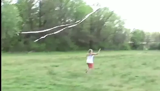 Tarlaya çık ve yeni uçurtmamı uçurmama yardım et