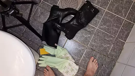 Lastik çizmelerin çıkarılması