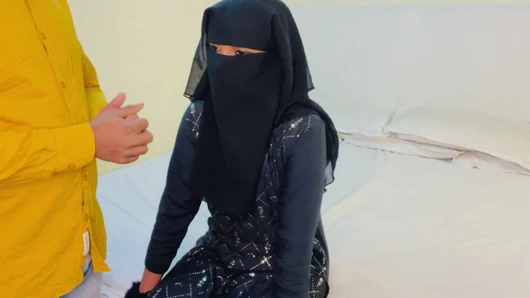 Müslüman kız Hindu oğlan ofis patronu tarafından sert sikiş derin sakso çekiyor açıkça görülüyor Hintçe ses