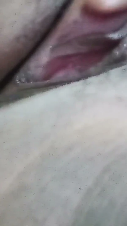 Karımın kız kardeşi bana her şeyi webcam'den gösteriyor. bana göğüslerini kıllı amını ve büyük kıçını tanga gösteriyor | Klip 1