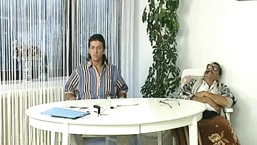 Çekici Alman orta yaşlı seksi kadın anal oynamanın tadını çıkarıyor ve yüze boşalmadan önce sikişiyor