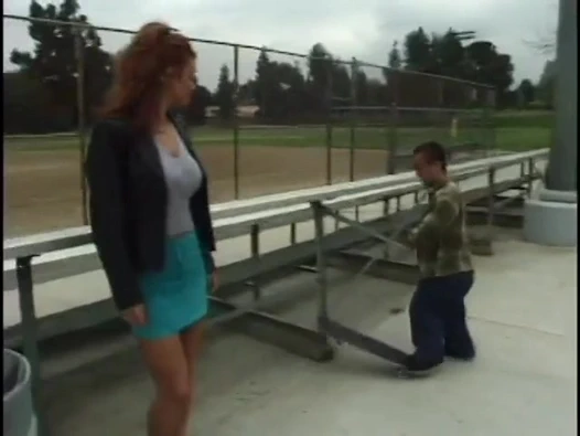 Kızıl saçlı sürtük yatakta cücenin sert yarağına biniyor