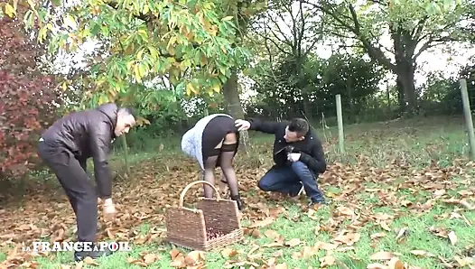 Güzel genç tombul kızıl saçlı sürtük çifte sikiliyor ve götü çifte dölleniyor