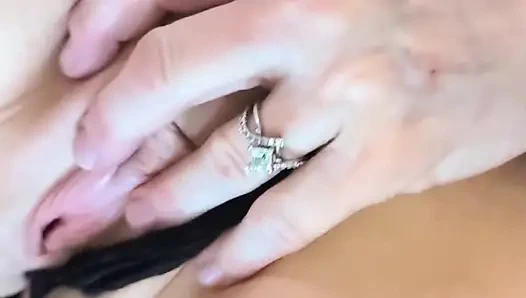 Kat-licious zebra print teddy ile yataktayken baştan çıkarıcı bir şekilde azdırıyor