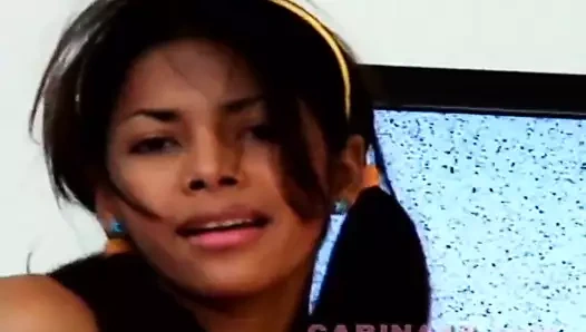 Sevimli latin genç kız tek başına oynamak için soyunuyor