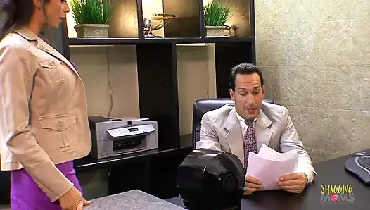 Dansçıları ofise davet eden dansçılar orta yaşlı seksi kadınlar için iki dölleme ile grup sekse dönüşüyor