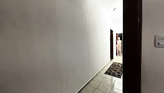 Üvey babam benimle sürtüşme yapıyor ve koridorda bana mastürbasyon yapıyor.