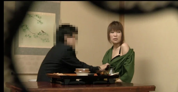 Efendim... bu bir sorun olacak... ya da o öyle diyor, edepsiz garson yarağımı emiyor