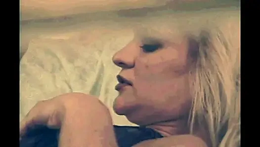 Bir sarışının klasik pornosu mastürbasyon yapıyor, sikiliyor ve götüne boşalıyor