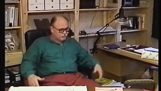 Seksi sekreter götünü iki büyük yarakla sikiyor ve içine ve yüzüne boşaltıyor