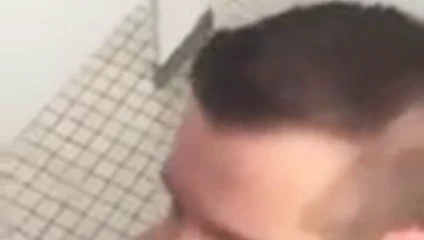 Yutmak boşalmak içinde bir kamu wc