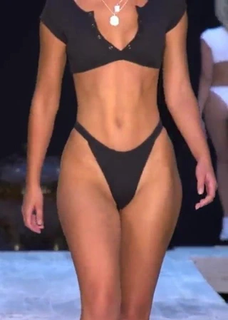 podyumda sıcak karısı