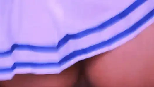Genç kıza biniyor