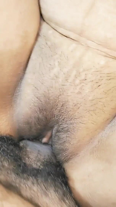 Mavi sari giymiş seksi güzel yenge kocası tarafından romantik bir şekilde sikiliyor. | Klip 2