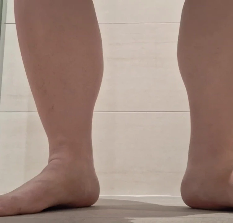 Büyük klitorisli ıslak amcıktan mini dokulu dildoyu doğuruyor ve sikiyor