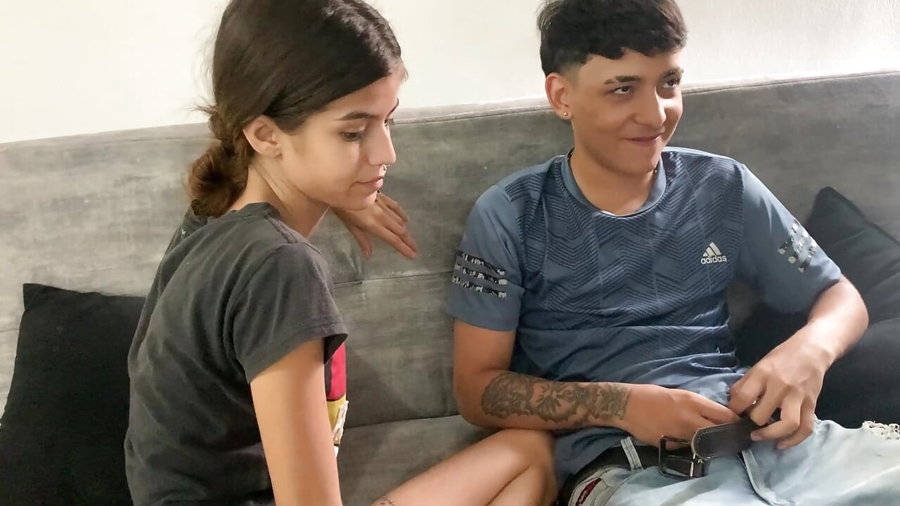 Üvey kız kardeşimle oyun esnasında sikişiyoruz