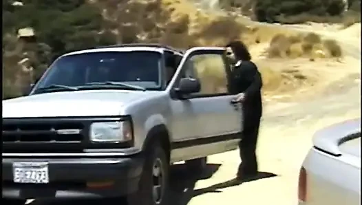 Siyah ve beyaz kıllı amcık dildoyla sikişiyor