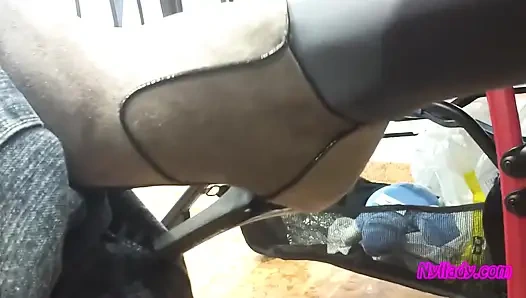 Barda kocamı gri mini çizmelerimle okşuyor