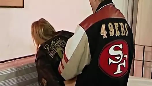 Güzel bir sarışın civciv onu inanılmaz hareketlerle memnun eden bir horoz