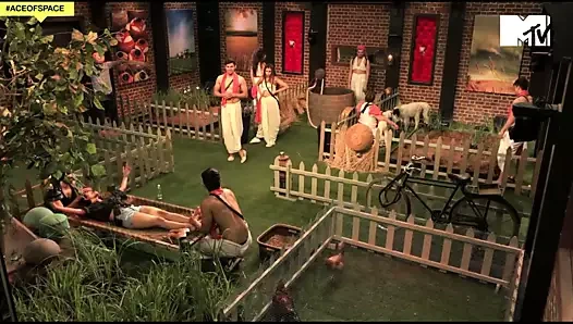 Uzay ası - s01 (chetna kraliçe muamelesi görür)