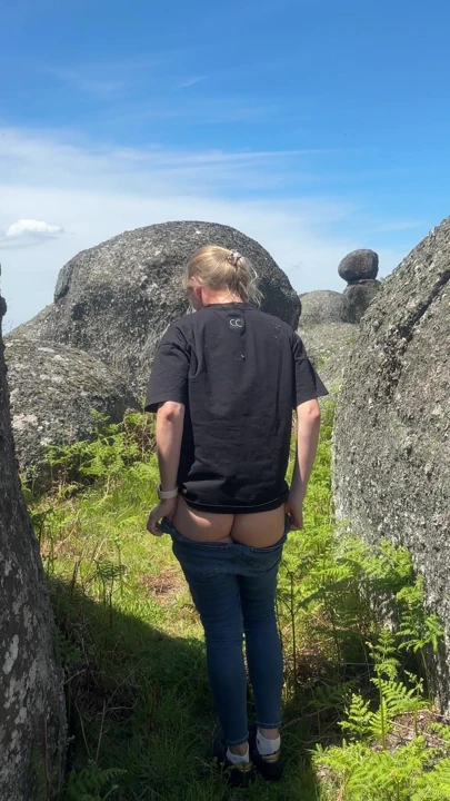 Puxei meu jeans atrás dessas pedras grandes porque eu só queria mostrar