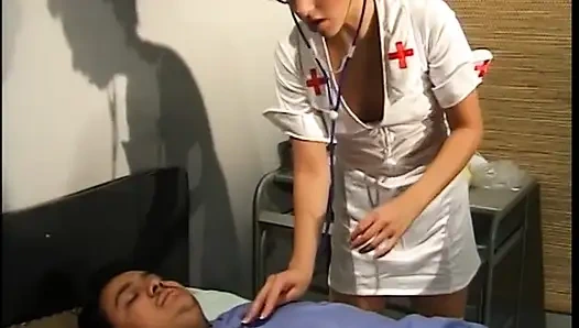 Kızıl saçlı hemşire hastane yatağında doktorun yarağı için bacaklarını açıyor