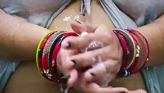 Sexy bhabhi want massage with aloevera and creame