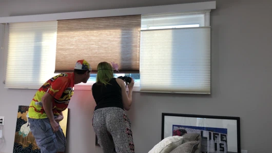 Çift apartman penceresinden dışarı bakıyor