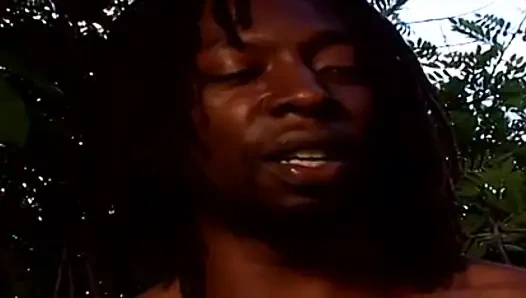 Siyah çift bahçede büyük götlü amcık yalıyor